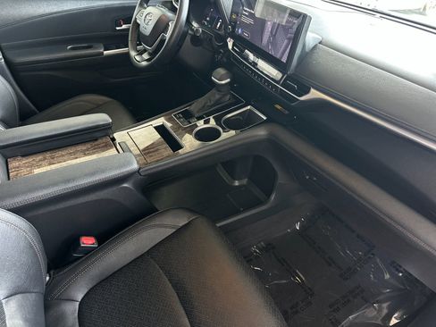 Used 2025 Toyota Sienna Platinum FWD image 16