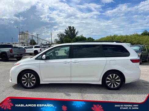 Used 2018 Toyota Sienna Limited Premium FWD image 4