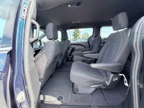 Used 2022 Chrysler Pacifica Touring FWD image 28