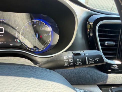 Used 2024 Chrysler Pacifica Touring-L FWD image 33