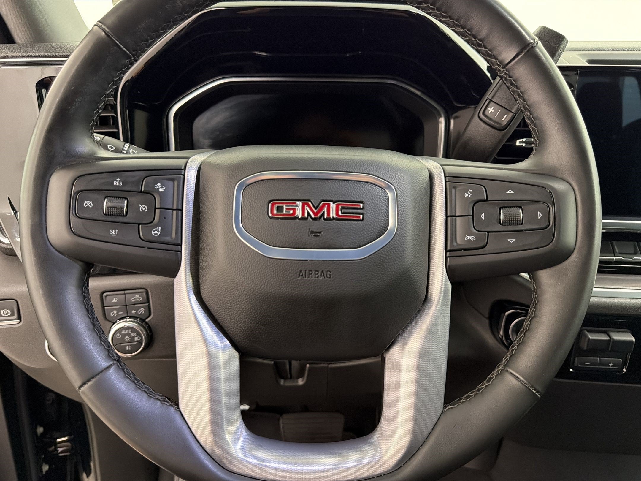 Used 2025 GMC Sierra 1500 SLT AWD/4WD image 11