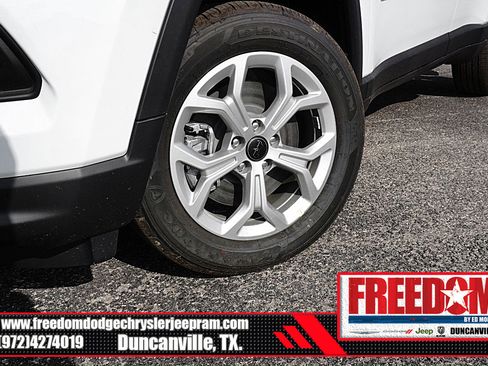 New 2026 Jeep Compass Latitude image 9