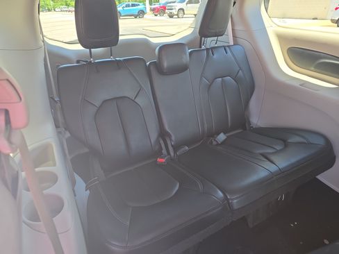 Used 2023 Chrysler Pacifica Touring-L FWD image 10