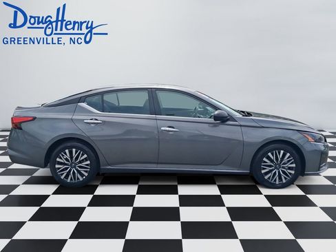 Used 2025 Nissan Altima 2.5 SV FWD image 6