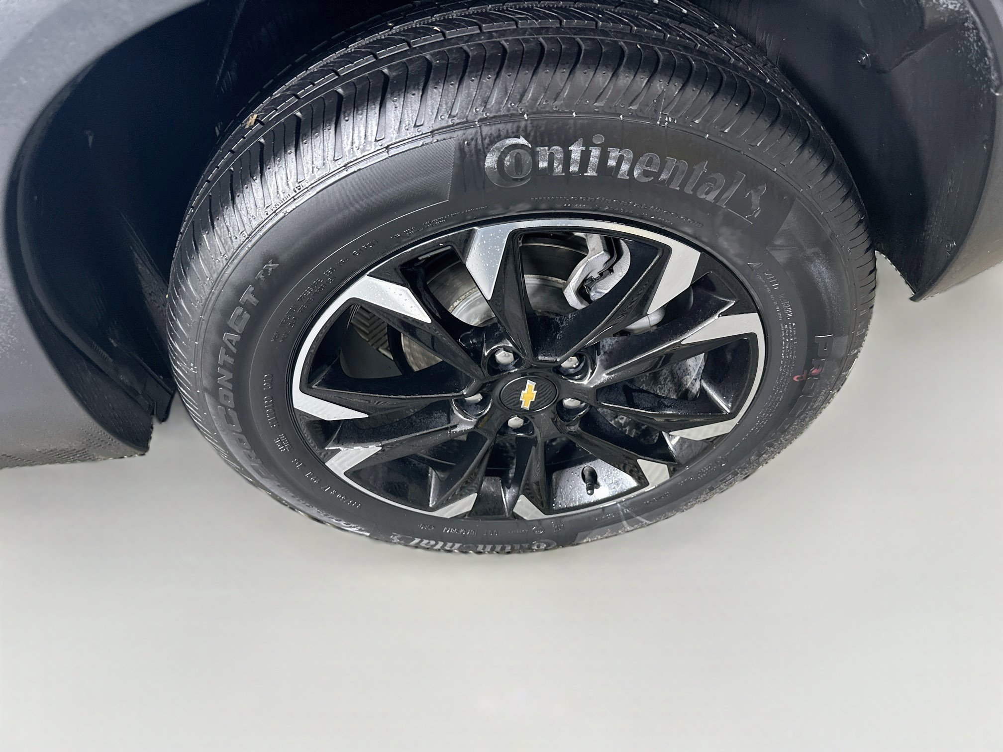 Used 2022 Chevrolet TrailBlazer LT w/ LPO, Blackout Package FWD image 11