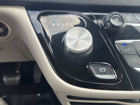 Used 2024 Chrysler Pacifica Touring-L FWD image 16