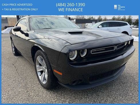 Used 2015 Dodge Challenger SXT image 3