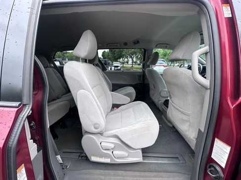 Used 2019 Toyota Sienna LE w/ LE Preferred Package FWD image 29
