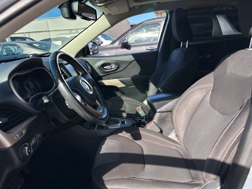 Used 2017 Jeep Cherokee Latitude w/ Comfort/Convenience Group FWD image 13