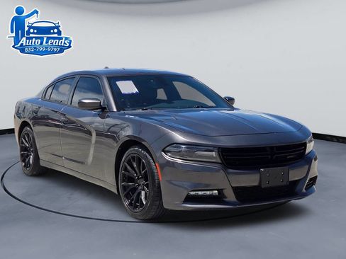 Used 2017 Dodge Charger SXT RWD image 2