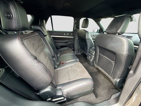 Used 2018 Ford Explorer XLT w/ Equipment Group 202A AWD/4WD image 28