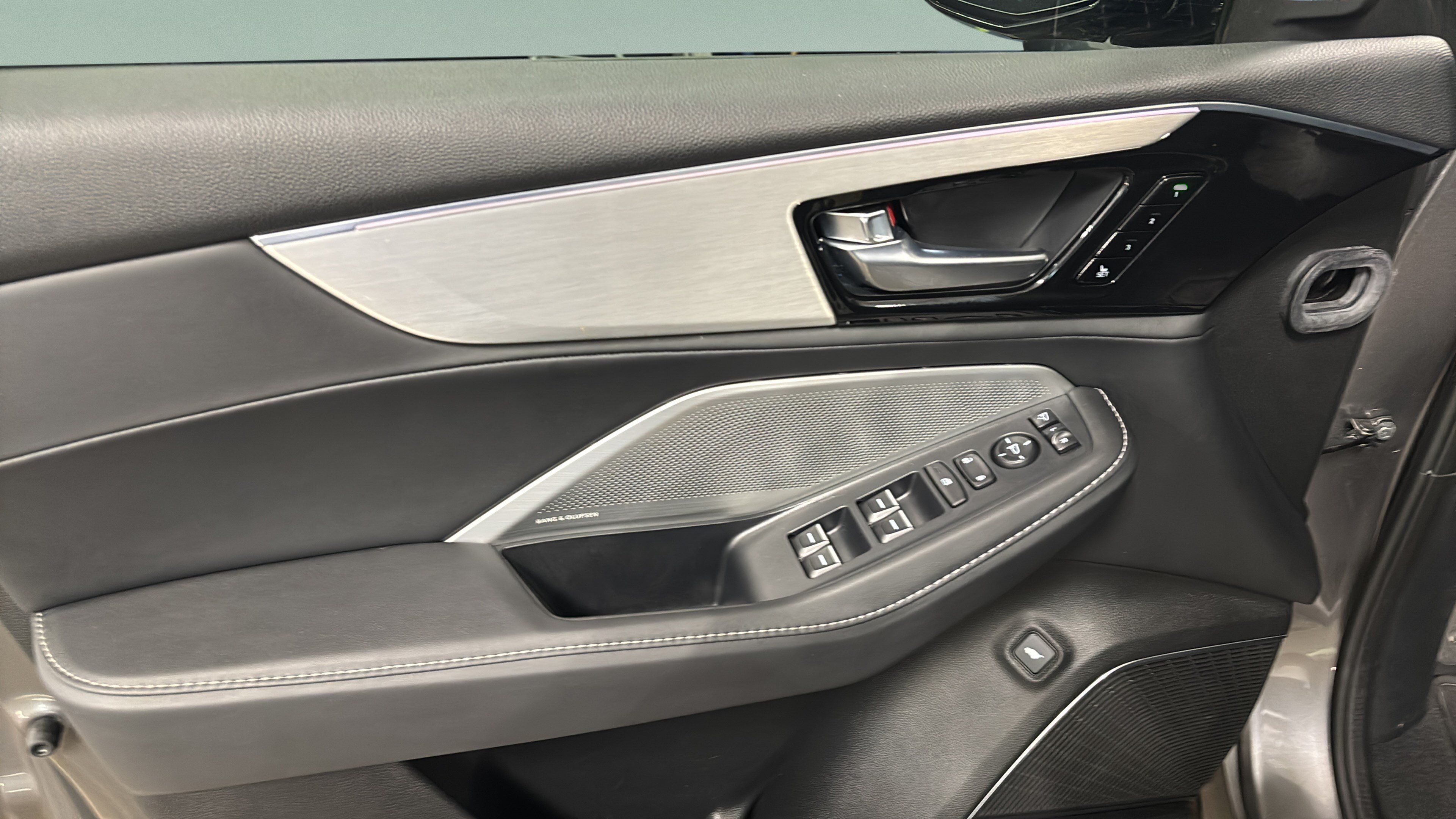 Used 2025 Acura MDX w/ Technology Package FWD image 11