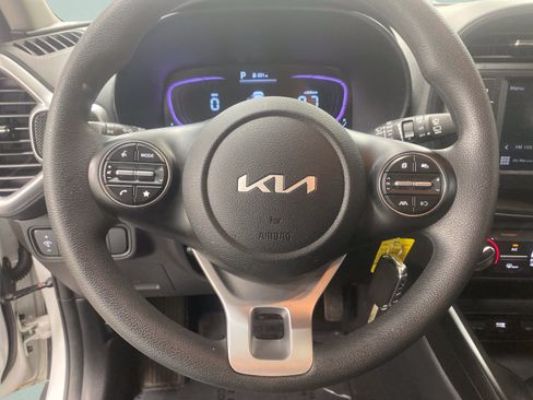 Used 2025 Kia Soul LX w/ LX Technology Package FWD image 17
