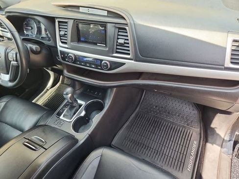 Used 2014 Toyota Highlander XLE AWD/4WD image 28