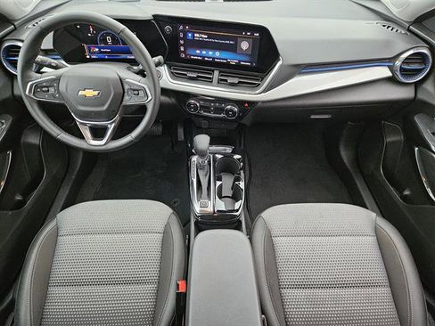 Used 2025 Chevrolet Trax LT w/ LT Convenience Package image 18