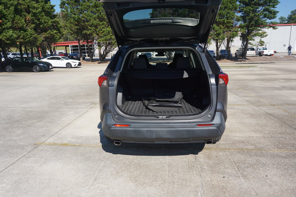 Used 2021 Toyota RAV4 XLE FWD image 16