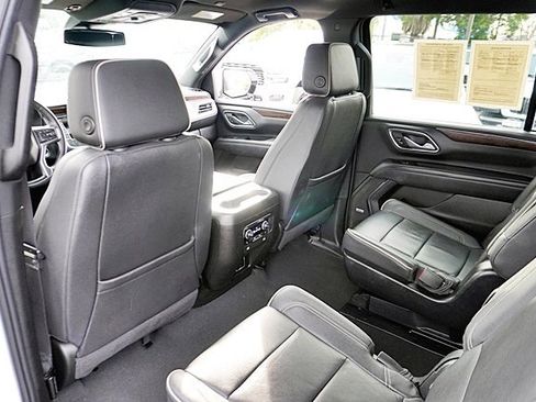 Used 2023 Chevrolet Suburban Premier image 17