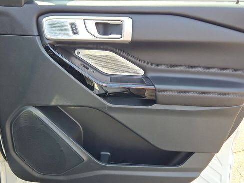 Used 2023 Ford Explorer Platinum w/ Technology Package AWD/4WD image 13