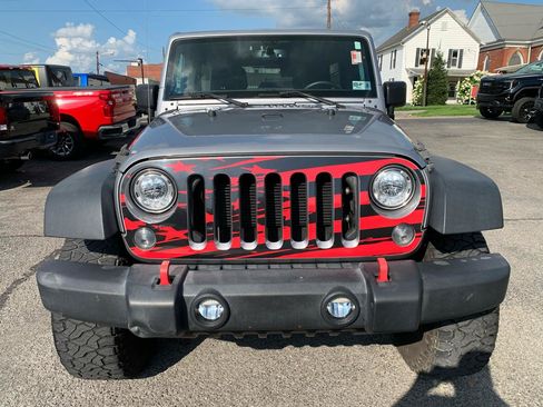 Used 2017 Jeep Wrangler Unlimited Rubicon w/ Cold Weather Group AWD/4WD image 8