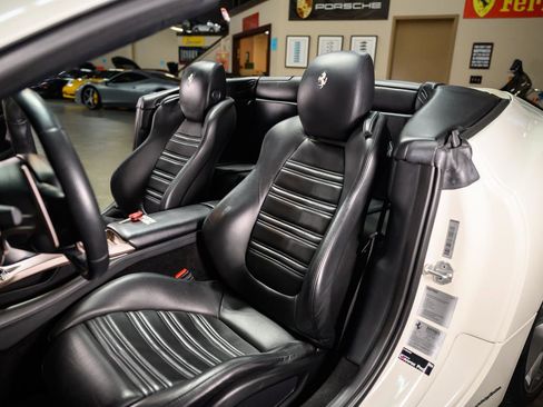 Used 2014 Ferrari California image 21