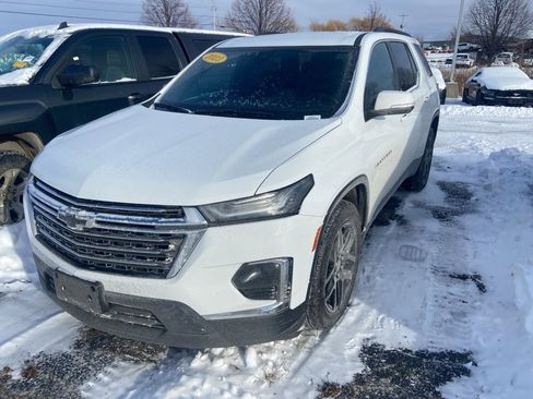 Used 2023 Chevrolet Traverse LT image 3