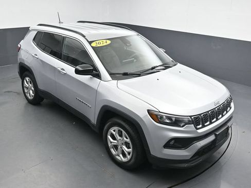 Used 2024 Jeep Compass Latitude AWD/4WD image 16