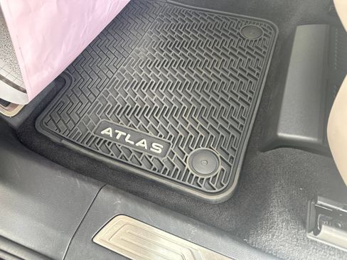 Certified 2024 Volkswagen Atlas SEL Premium R-Line AWD/4WD image 17