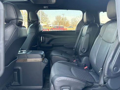 Used 2025 Toyota Sienna Platinum image 14