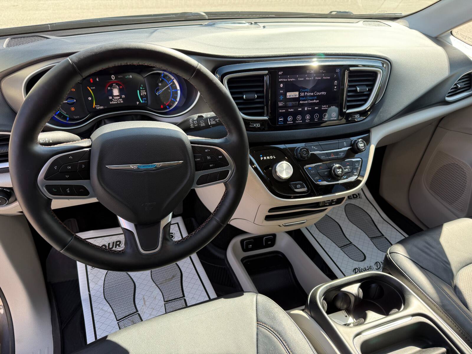 Used 2020 Chrysler Pacifica Touring-L w/ Premium Audio Group FWD image 11