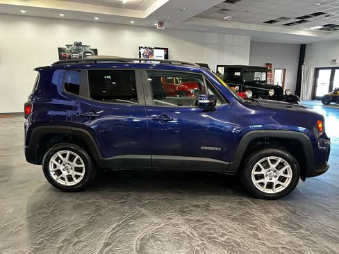 Used 2019 Jeep Renegade Latitude w/ Cold Weather Group AWD/4WD image 4