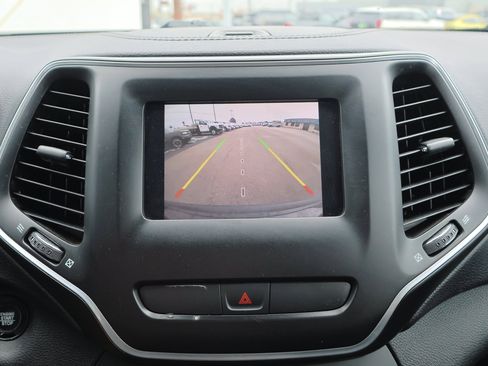 Used 2019 Jeep Cherokee Latitude Plus w/ Comfort/Convenience Group image 22