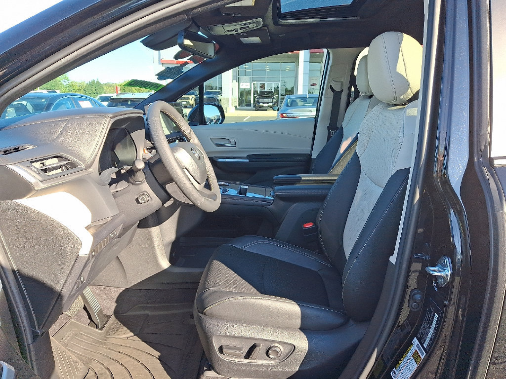 Used 2026 Toyota Sienna Limited FWD image 17