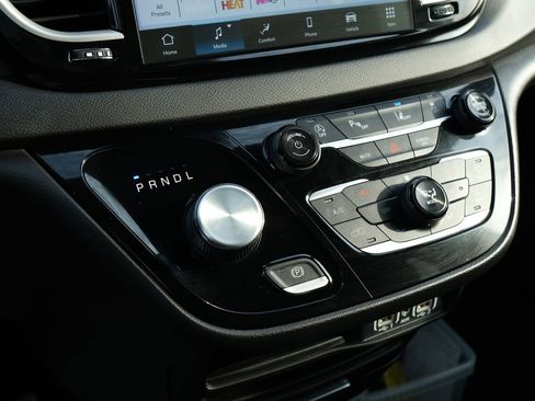 Used 2025 Chrysler Pacifica Select image 21