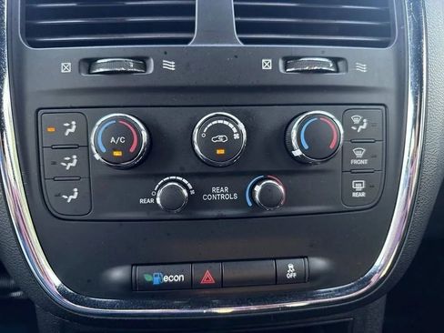 Used 2019 Dodge Grand Caravan SXT w/ Blacktop Package FWD image 19