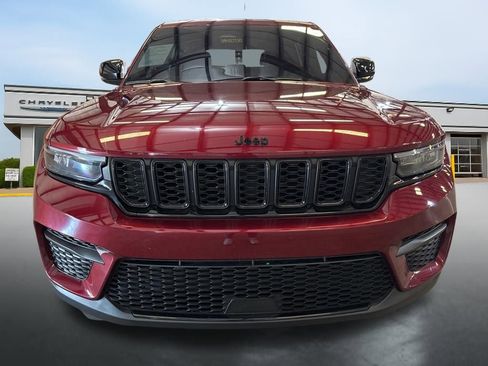 Used 2024 Jeep Grand Cherokee Altitude image 8