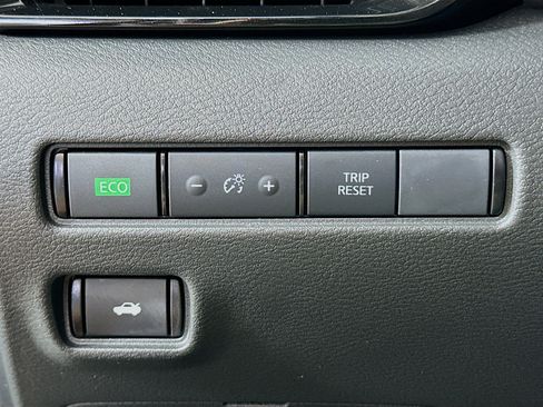 Used 2025 Nissan Sentra SV FWD image 17