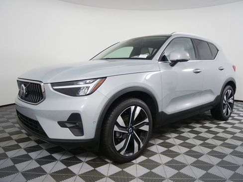Used 2025 Volvo XC40 B5 Plus w/ Climate Package image 7