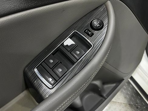 Used 2017 Chevrolet Impala LT FWD image 13