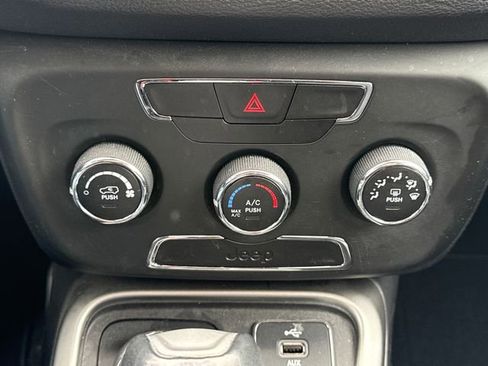 Used 2018 Jeep Compass Latitude AWD/4WD image 26