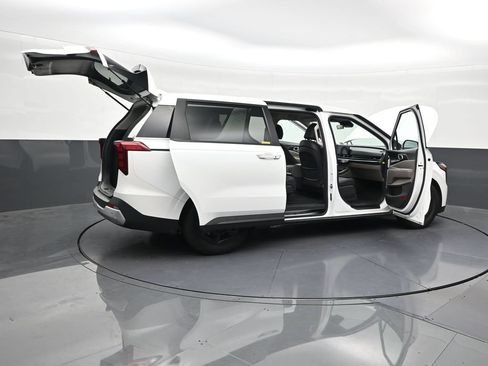 Used 2025 Kia Carnival FWD image 32