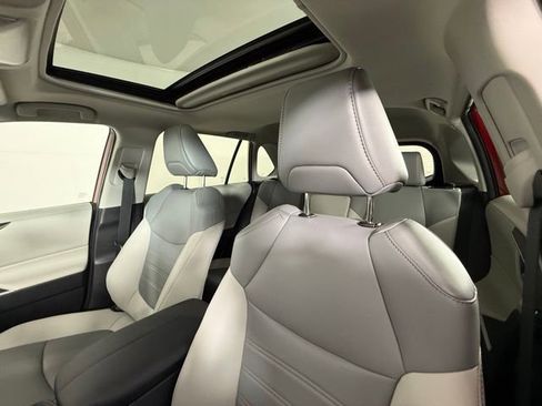 Used 2022 Toyota RAV4 XLE Premium image 18