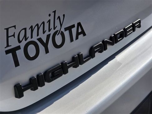 Used 2024 Toyota Highlander LE image 7