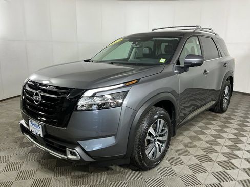 Used 2024 Nissan Pathfinder SL w/ Black Appearance Package AWD/4WD image 4