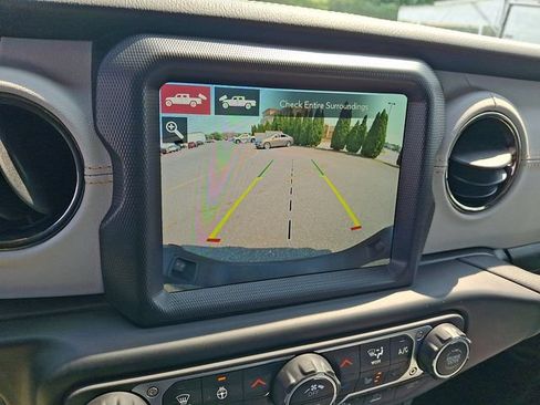 Used 2023 Jeep Gladiator Overland AWD/4WD image 18