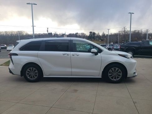 Used 2023 Toyota Sienna XLE image 8