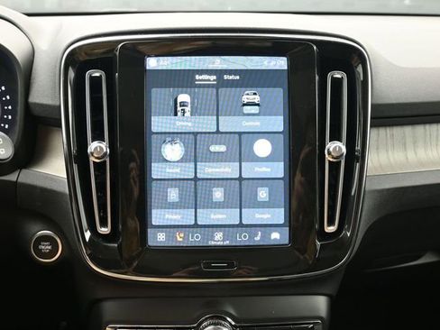 Used 2023 Volvo XC40 B4 Plus w/ Driver Assist Package FWD image 15