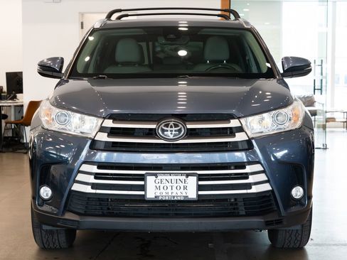 Used 2018 Toyota Highlander XLE AWD/4WD image 2