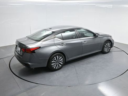 Used 2024 Nissan Altima 2.5 SV FWD image 44