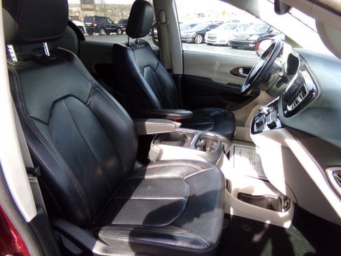 Used 2017 Chrysler Pacifica Touring-L w/ Tire & Wheel Group FWD image 30