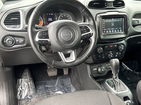 Used 2018 Jeep Renegade Latitude w/ Cold Weather Group AWD/4WD image 11